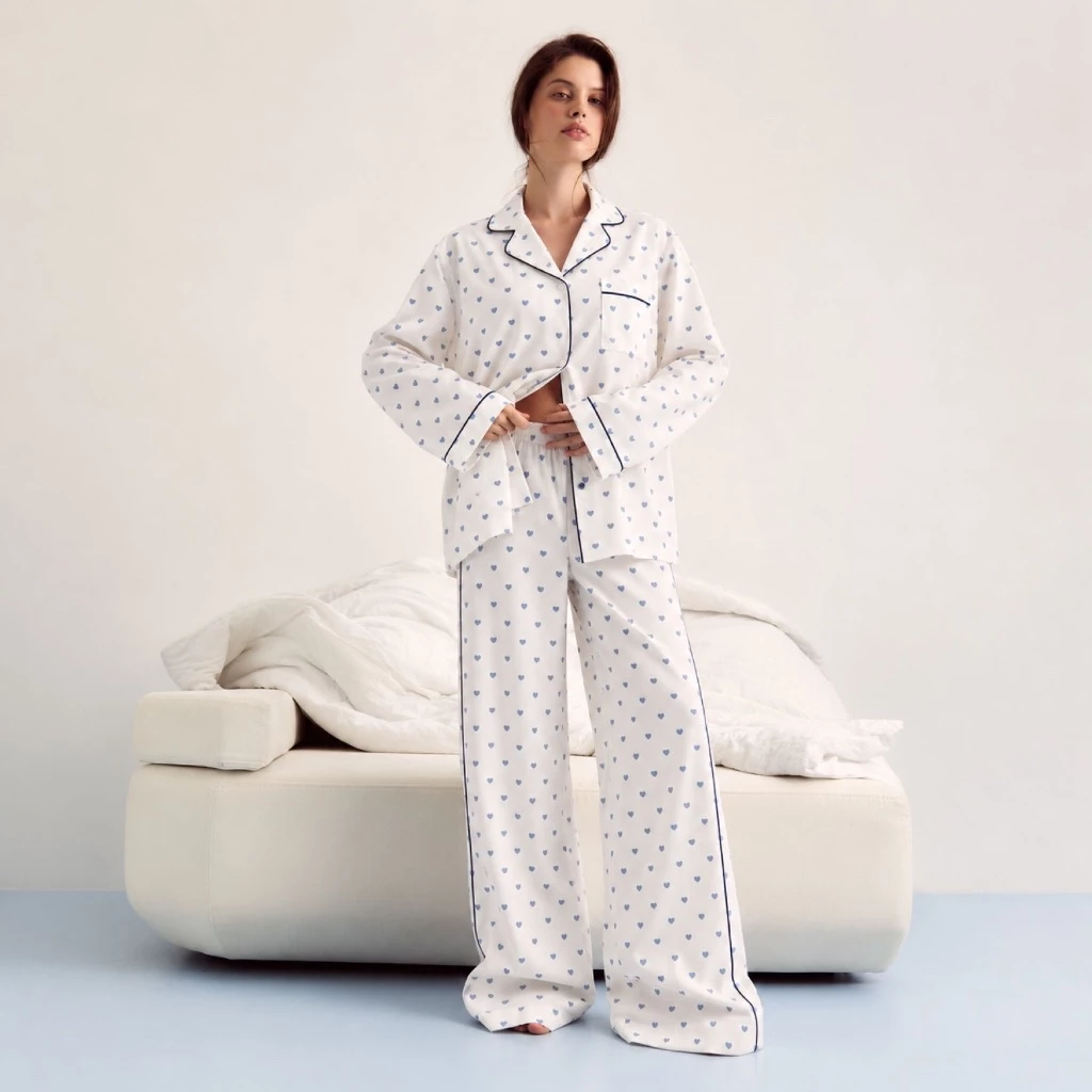 [ Fit to sleep ] Bộ ngủ cao cấp Juliette mang màu sắc trắng hoạ tiết trái tim blue, được thiết kế trên chất liệu Đũi