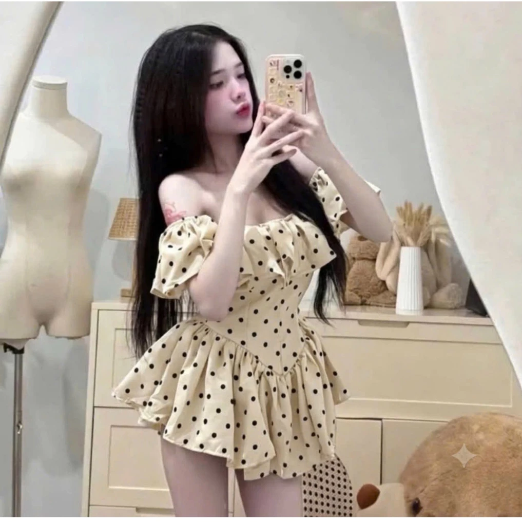 (Xả Kho): Váy Bẹt Vai Kem Chấm Bi Sẵn Mút Ngực Chiết Eo Chun Lưng Dáng Ngắn -Ảnh Thật Lollaye
