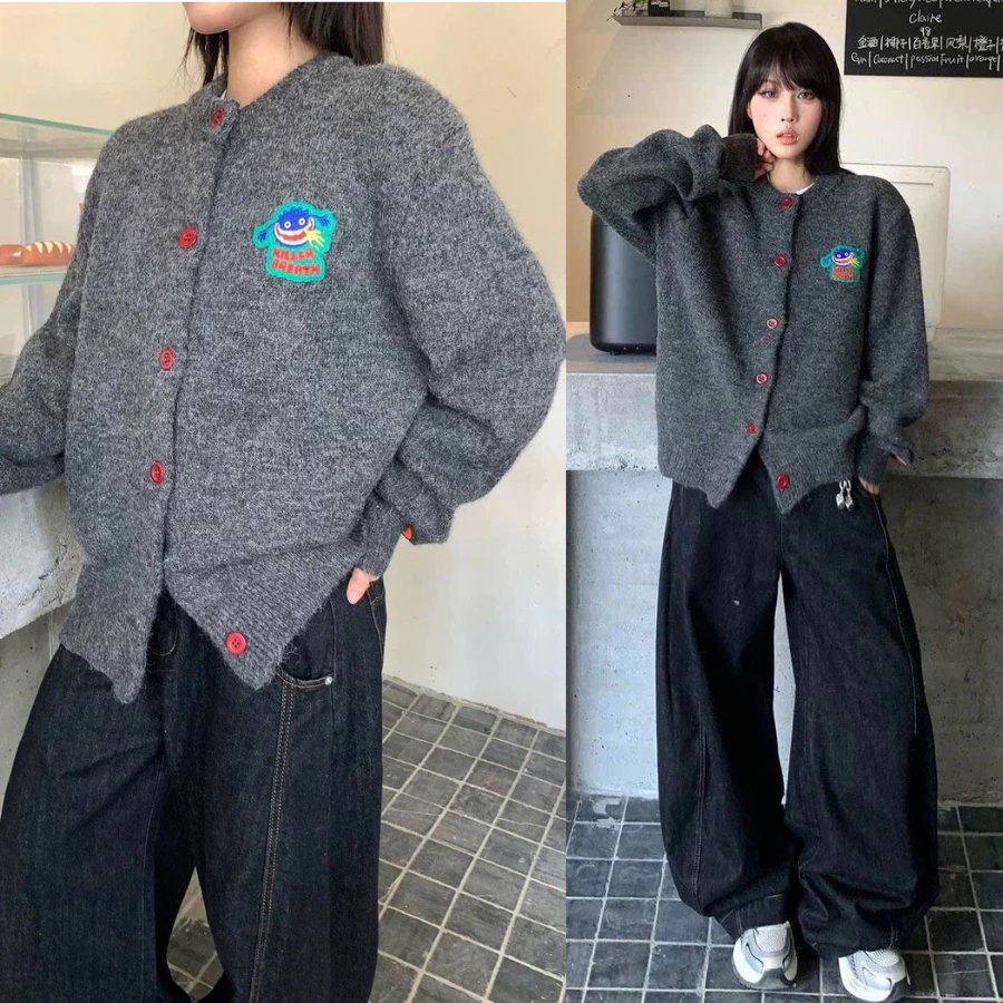 [DEAL HÀNG SẴN]  Áo Cardigan Dệt Kim Xám Patch Quái Vật Cúc Đỏ Vintage - Monster Mood