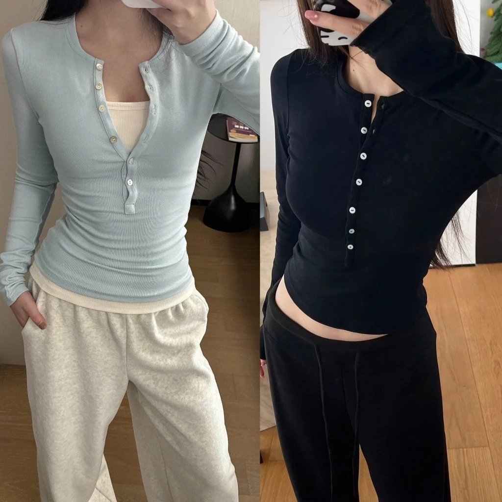 Áo thun nữ tay dài cổ tròn phối nút dáng ôm body màu đen và xanh phong cách basic Hàn Quốc  - TikTik