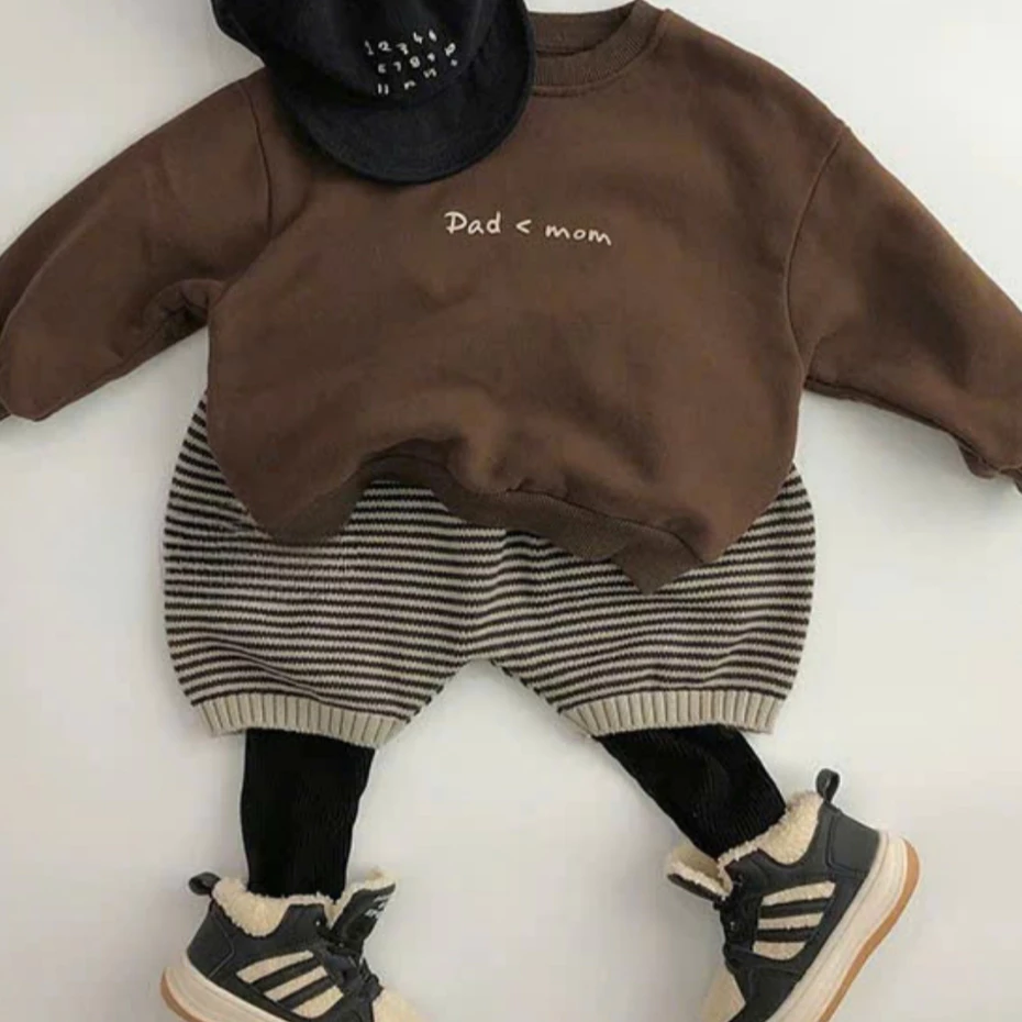 (8–21kg) Áo Nỉ Cho BéChất Nỉ 2 Da Hàn Cao Cấp Cổ Tròn Bo Gấu Thêu Chữ Dad < Mom Phong Cách