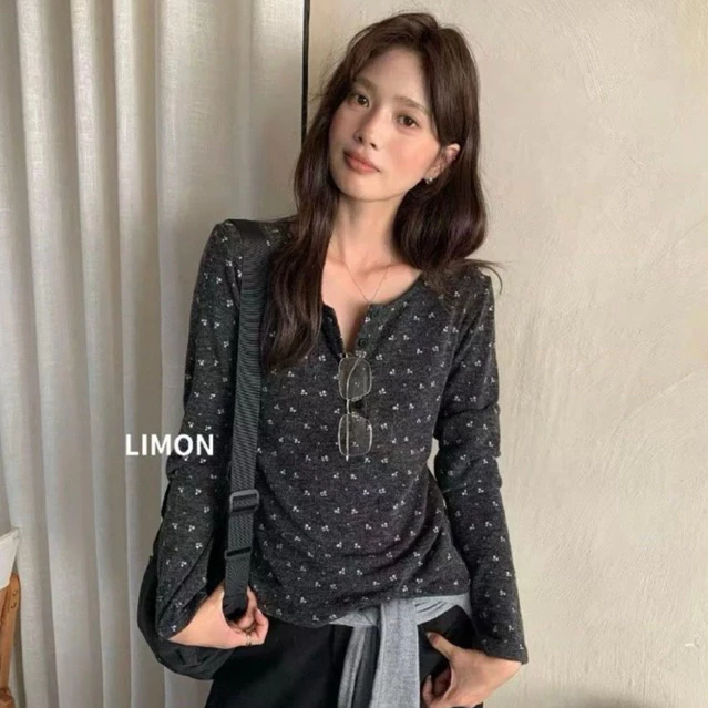 A38-[SANSAN]-Áo Thun Hoa Nhí Cổ Cúc Cài Vintage Siêu Xinh-Dễ Mặc, Dễ Phối-Đi Học, Đi Làm, Đi Chơi