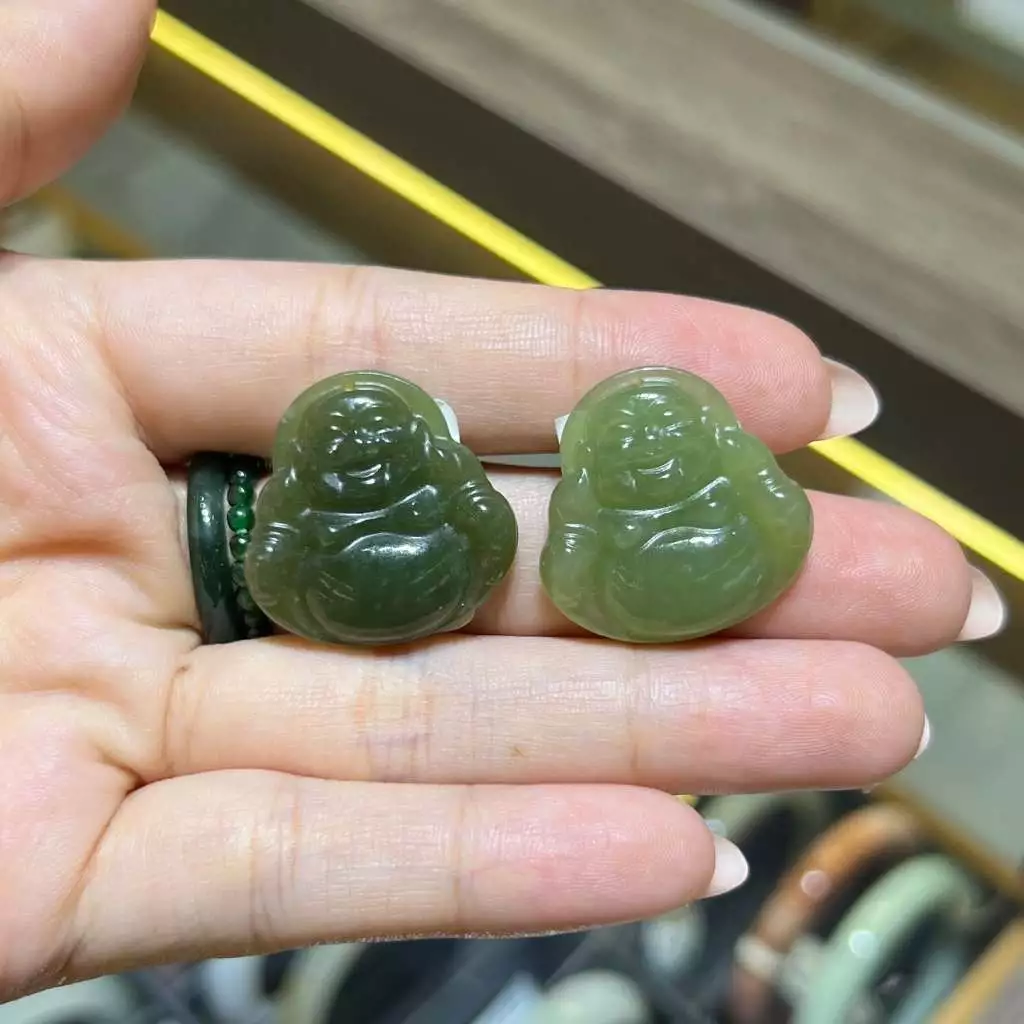 Mặt dây chuyền bằng đá đeo cổ Di Lặc Hòa Điền có xỏ dây sẵn màu xanh - gửi mẫu ngẫu nhiên