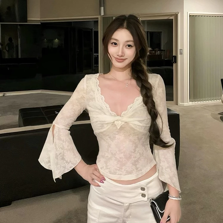 [MINT] Áo thun ép hoa kiểu dáng cổ V thiết kế xoắn ngực độc đáo Aura top