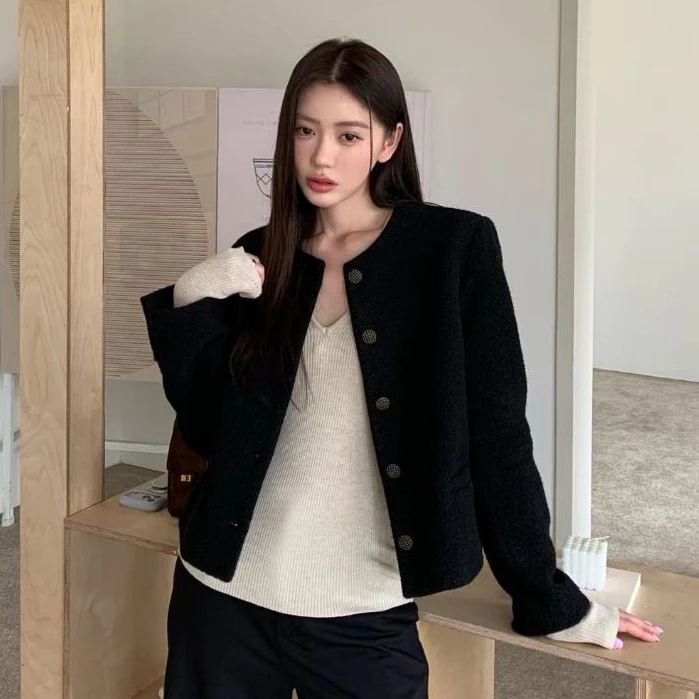 Áo Khoác Dạ Tweed Nữ Kiểu Dáng Ngắn 2 Lớp Có Đệm Vai Cúc Đồng Túi Ngang Mùa Thu Đông Kimee - KA1014