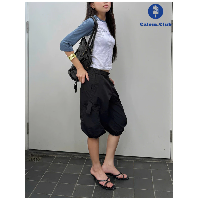 Calem.Club – Quần Dù Lửng CAPRI PARACHUTE form cạp trễ ống rộng, vải dù nhăn, lưng chun gấu rút dây phong cách Y2K