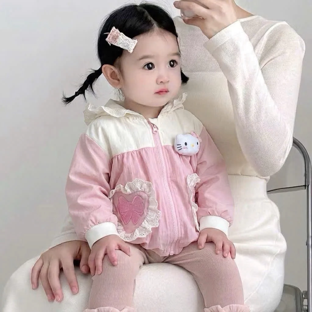áo khoác gió gắn tag hellokity mềm nhẹ cho bé gái