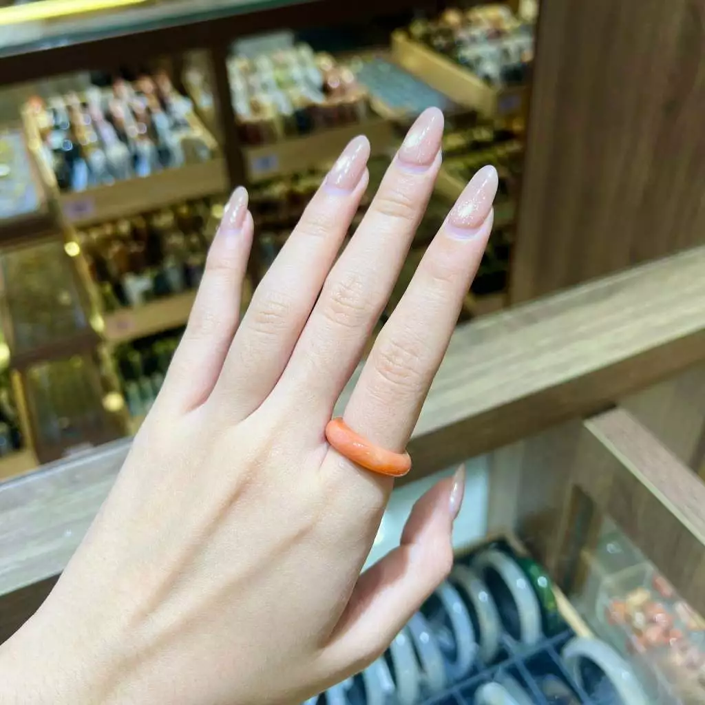 Nhẫn từ đá có vân hoa san hô nổi bật đẹp mắt