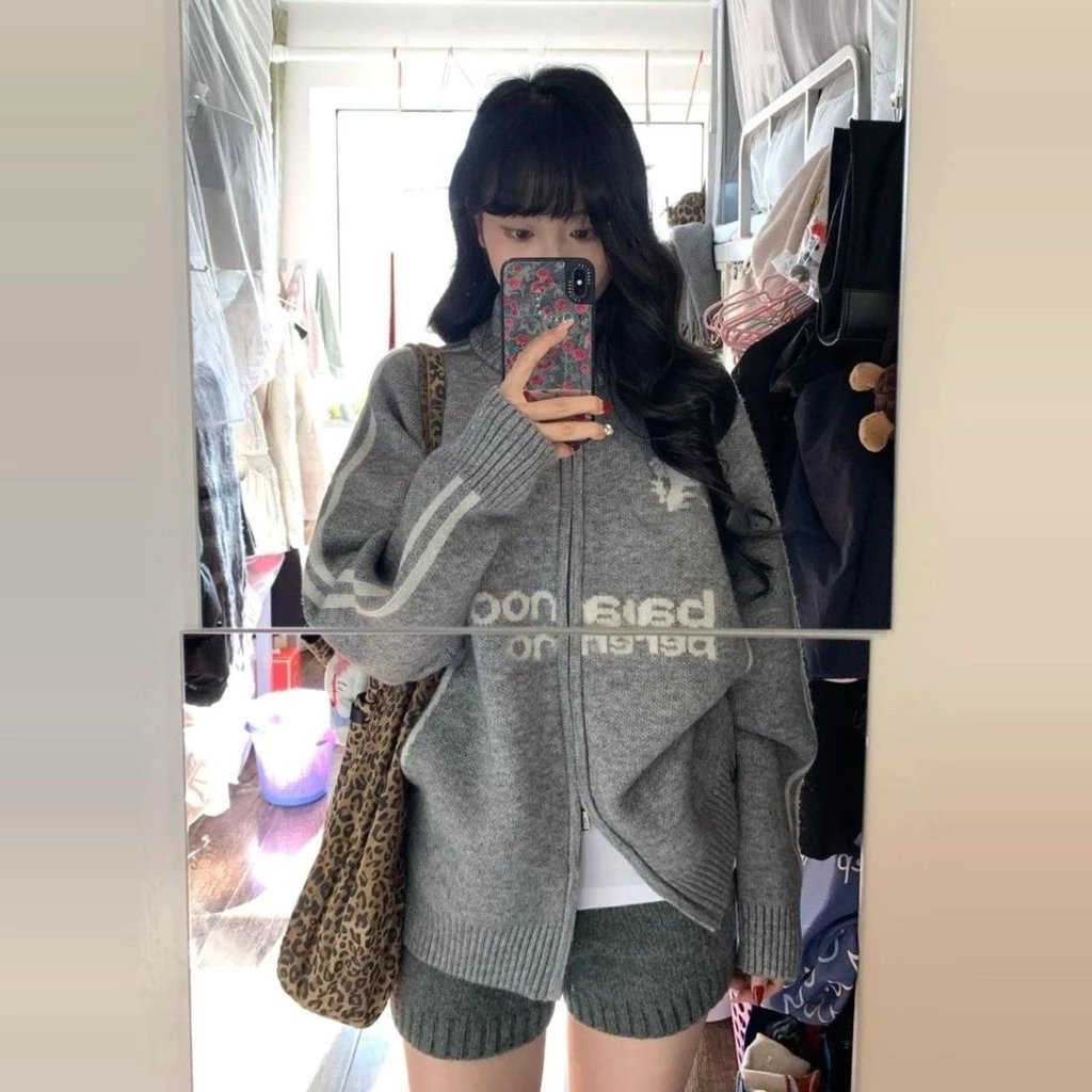 𝐂𝐡𝐚𝐫𝐥𝐨𝐭𝐭𝐞.𝐨𝐝_ [KÈM ẢNH THẬT] Áo Khoác Len Xám Thêu Chữ Khoá Kéo Form Rộng 2 Chiều Cá Tính Dày Dặn QC