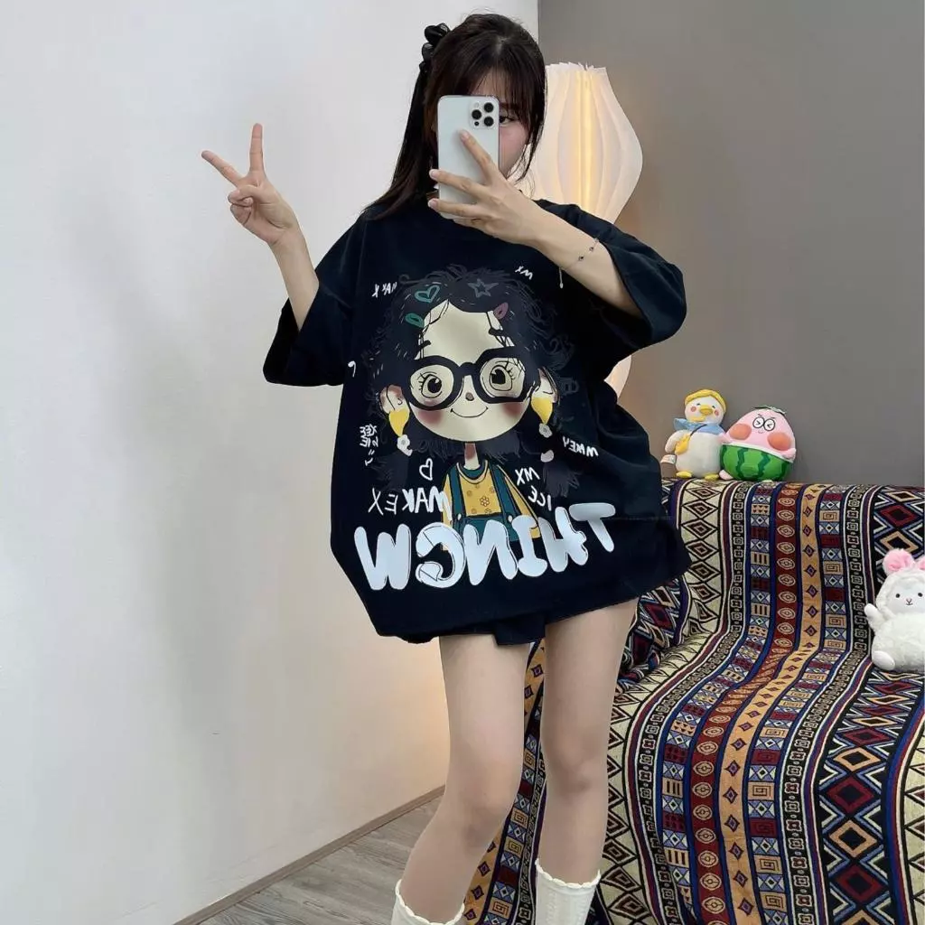 ( DEAL MỞ BÁN )ÁO PHÔNG ĐEN THỤNG FOM BOXY CÔ BÉ ĐEO KÍNH DỄ THƯƠNG