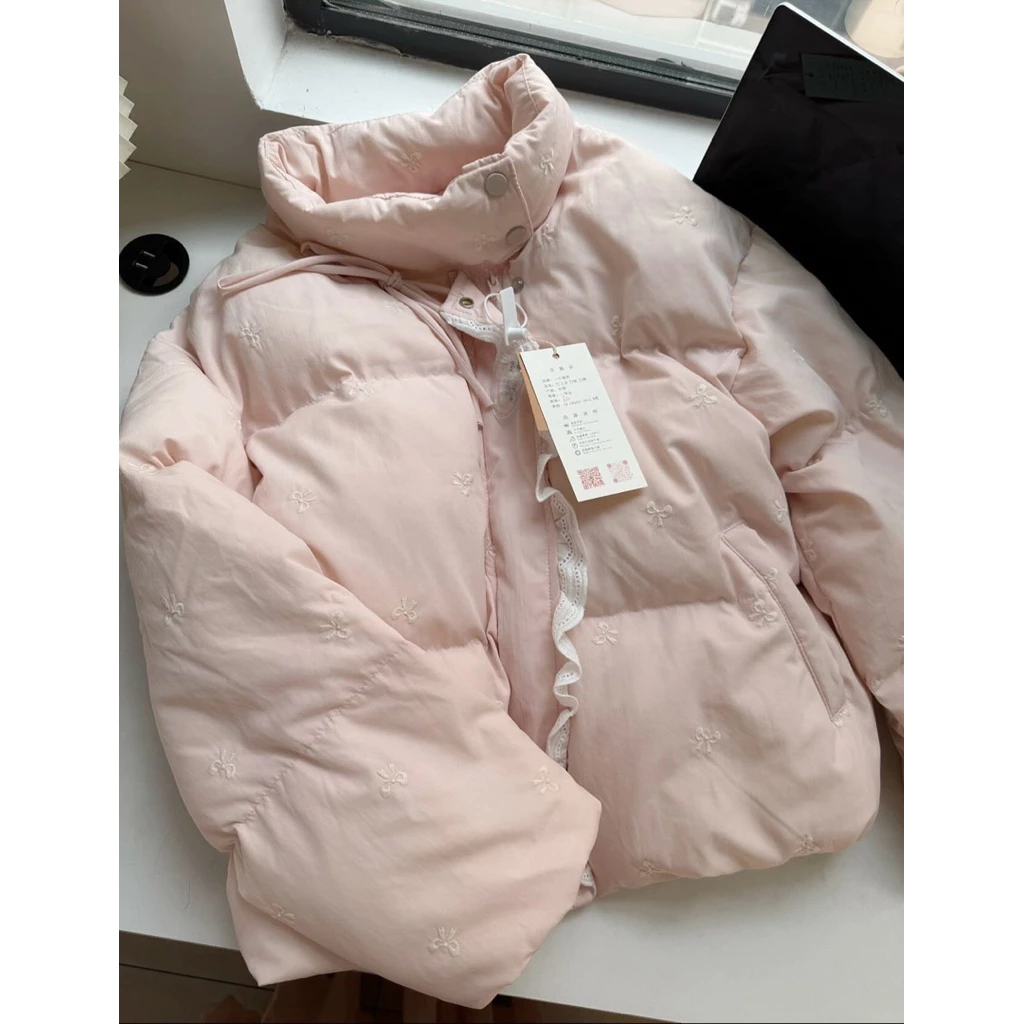 𝐂𝐡𝐚𝐫𝐥𝐨𝐭𝐭𝐞.𝐨𝐝_ Áo Khoác Phao Hồng Pastel Cổ Đứng Thêu Nơ Phối Viền Ren Xinh Xắn QCCC