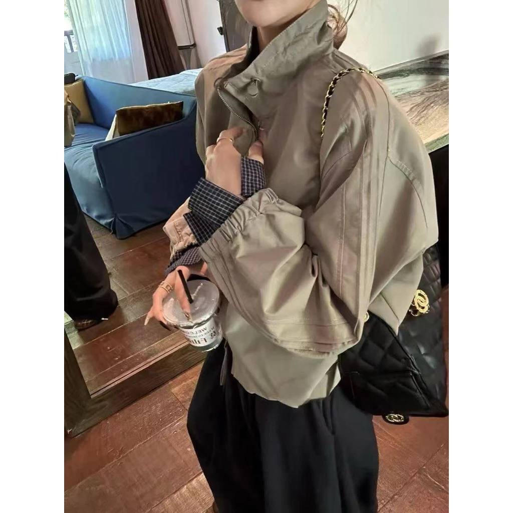 𝐂𝐡𝐚𝐫𝐥𝐨𝐭𝐭𝐞.𝐨𝐝_ Áo Khoác Gió Kaki Cổ Đứng Tay Phối Kẻ Dáng Lỡ Cá Tính QCCC