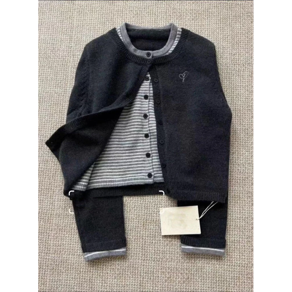 𝐂𝐡𝐚𝐫𝐥𝐨𝐭𝐭𝐞.𝐨𝐝_ [KÈM ẢNH THẬT-Có Sẵn] Áo Len Xám Kẻ Liền Cardigan Giả Hai Mảnh Hàng Loại 1