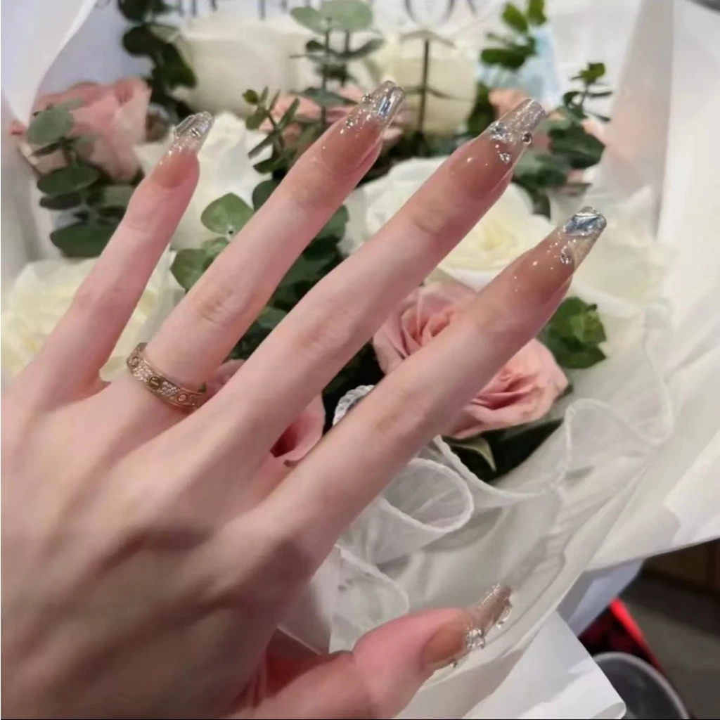 Móng giả Baroque đính đá lấp lánh, màu nude trong suốt sang trọng, dễ phối, kèm dụng cụ