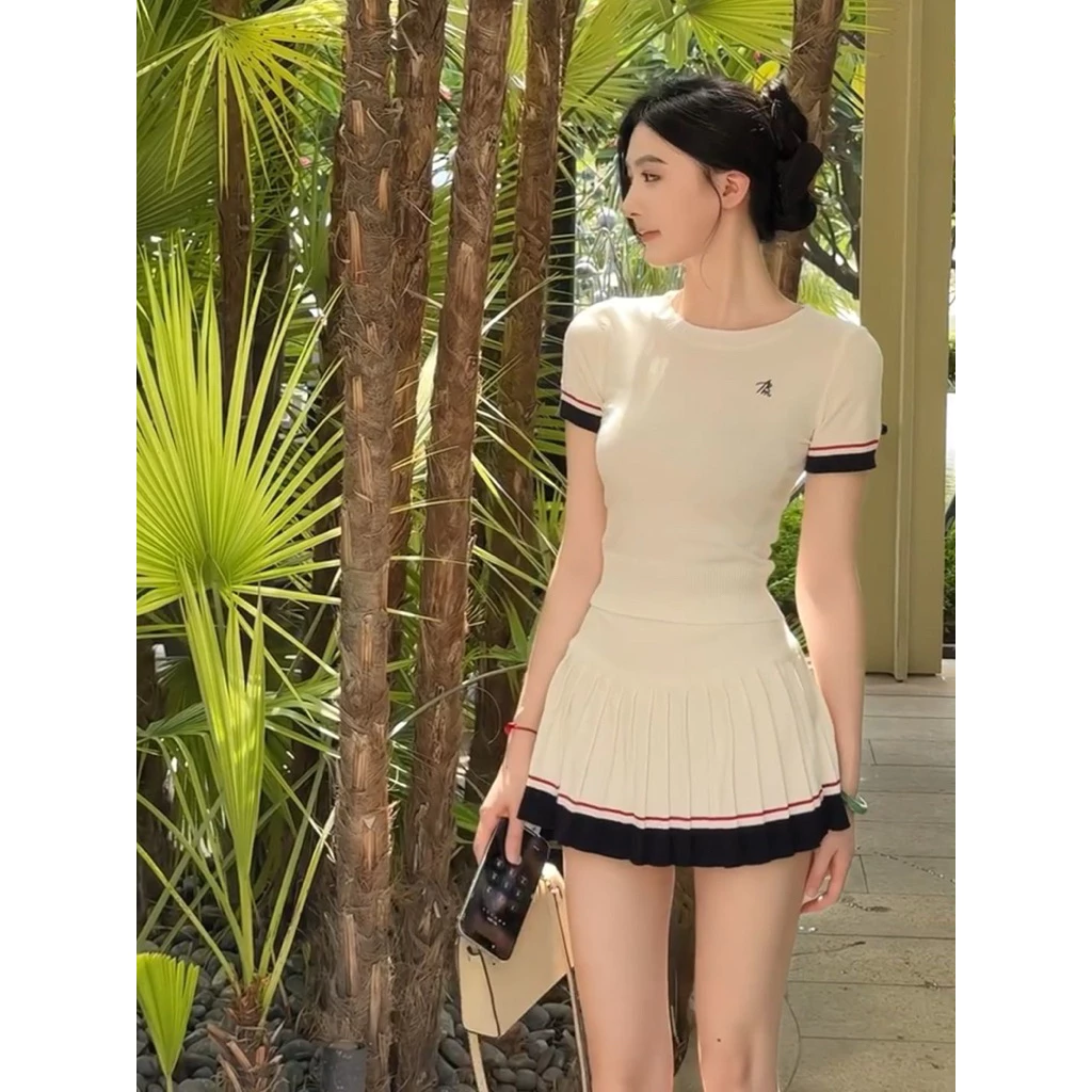 𝐂𝐡𝐚𝐫𝐥𝐨𝐭𝐭𝐞.𝐨𝐝_ Set Áo Len Ngắn Tay + Chân Váy Xếp Ly Sọc Đen Đỏ QCCC