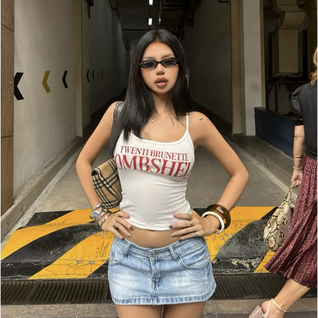 Áo Hai Dây TWENTI Thun Mỏng In Chữ Bombshell