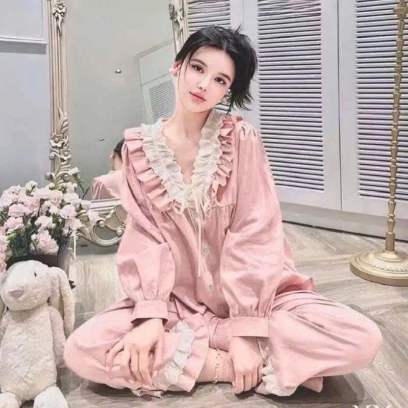 Bộ Ngủ Lụa Mặc Nhà Cổ V Bánh Bèo