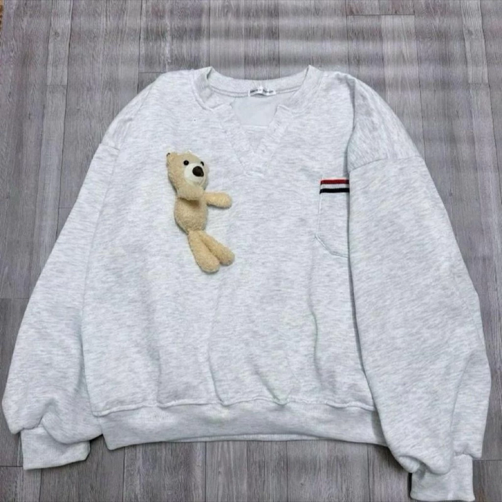 Áo sweater dáng boxy cổ tròn thêu 3+gấu phụ kiện tách rời hottend phong cách hàn quốc-SWT+ Gấu