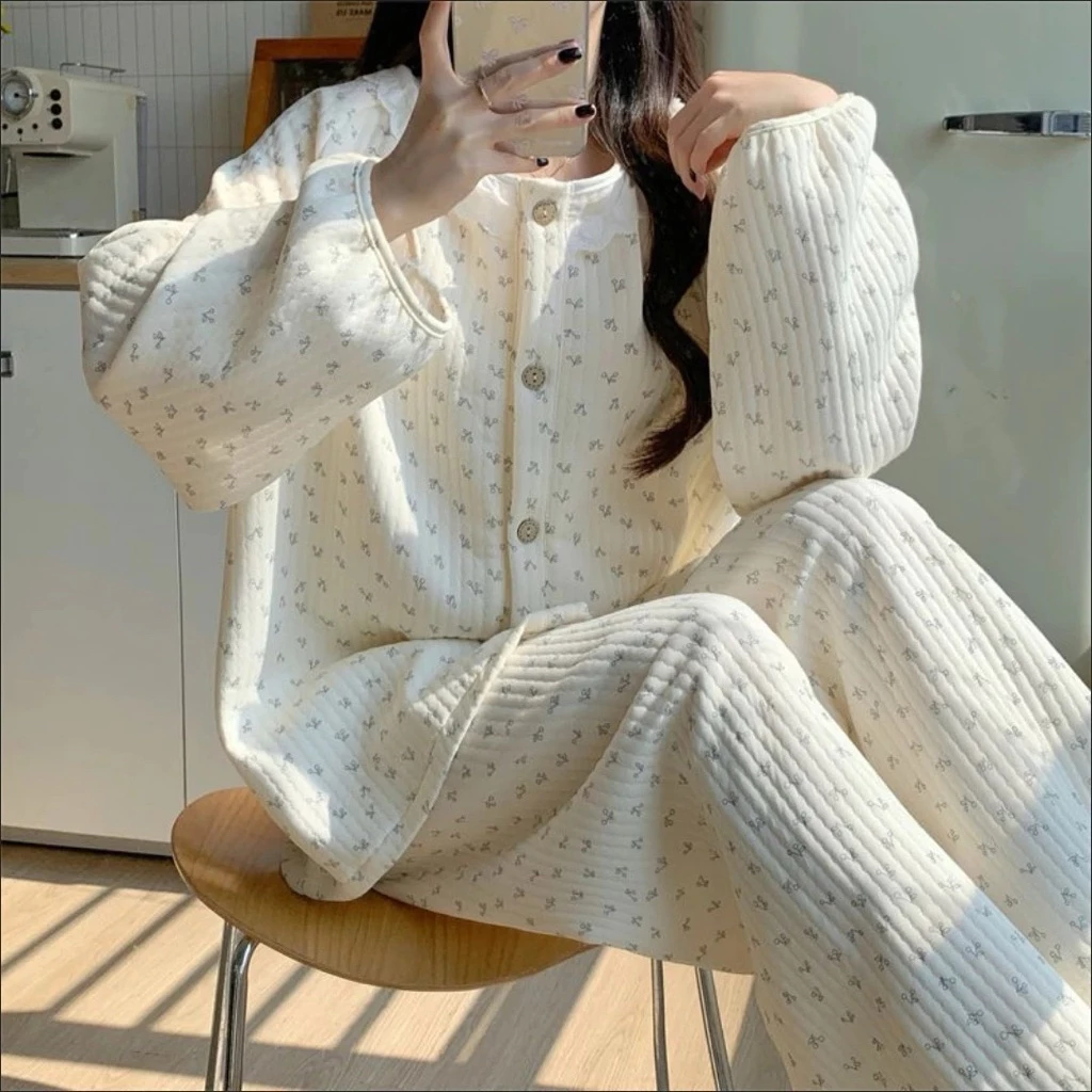 🌼 Bộ ngủ tay dài hoa nhí cổ bèo dễ thương – chất cotton mềm thoáng