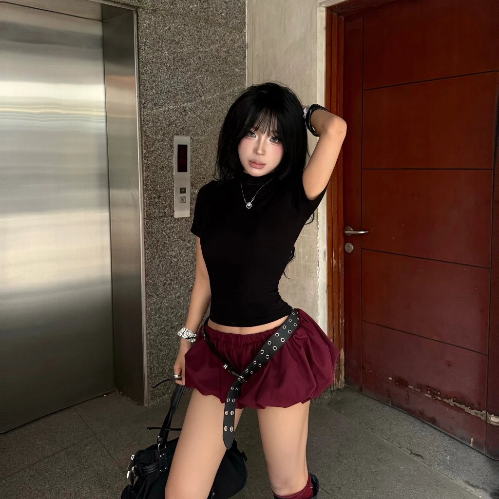 [ 𝐖𝐈𝐍𝐄 & 𝐄𝐃𝐆𝐄 ] Set áo babytee đen tay lỡ - Quần bí đỏ tía phồng ngắn, phù hợp tết, noel, daily