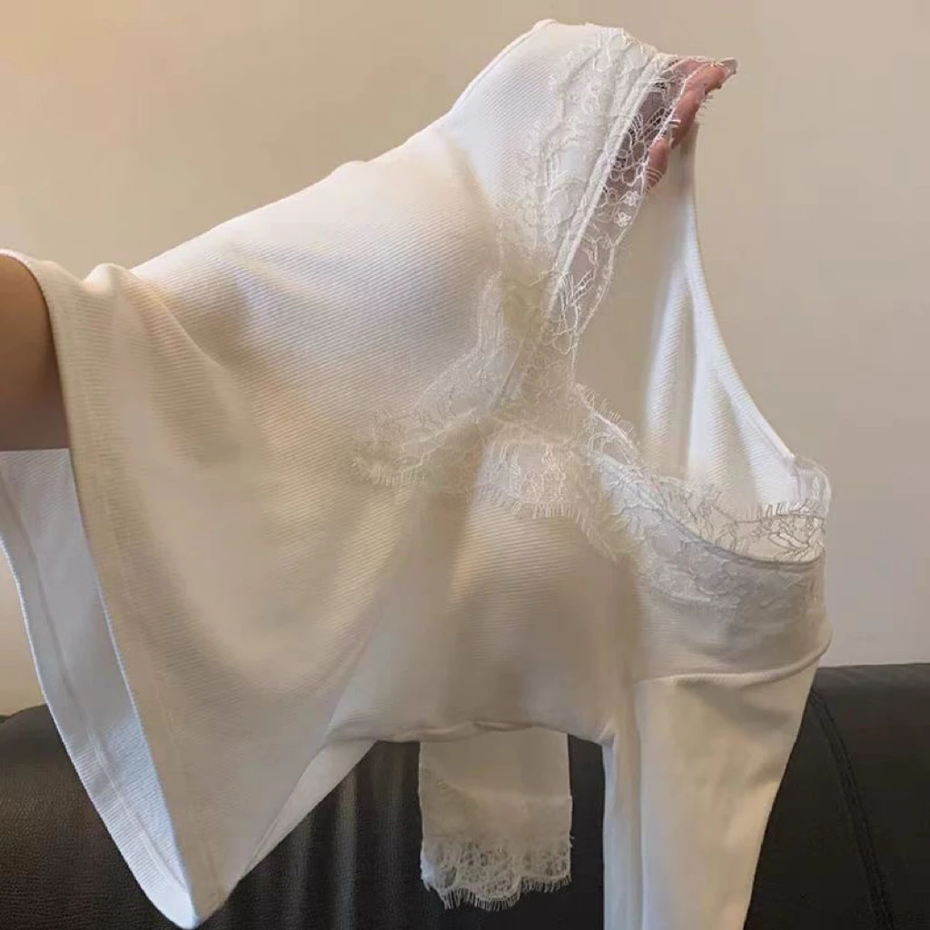 𝐂𝐡𝐚𝐫𝐥𝐨𝐭𝐭𝐞.𝐨𝐝_ Áo Thun Dài Tay Cổ V Phối Viền Ren Ôm Body Quyến Rũ