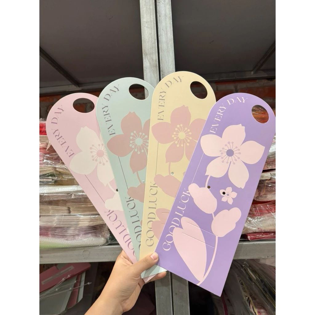 Sỉ 100( BÌA GIẤY  dùng để gắn hoa, bìa thiệp giấy cài hoa có quai cầm cực xinh xắn (không kèm hoa)