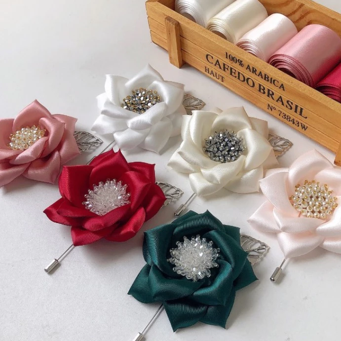 Hoa Cài Áo Váy Hồng Cánh Nhọn Nhụy Pha Lê
