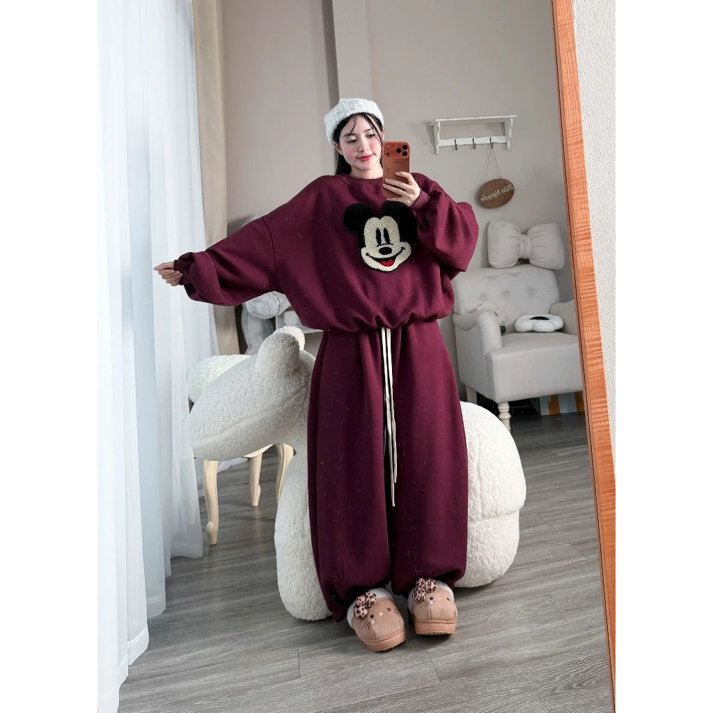 Sét bộ nỉ áo cổ tròn phối quần bom dài thêu hình Mickki màu đỏ, xám mặc mùa đông ấm áp By Genz