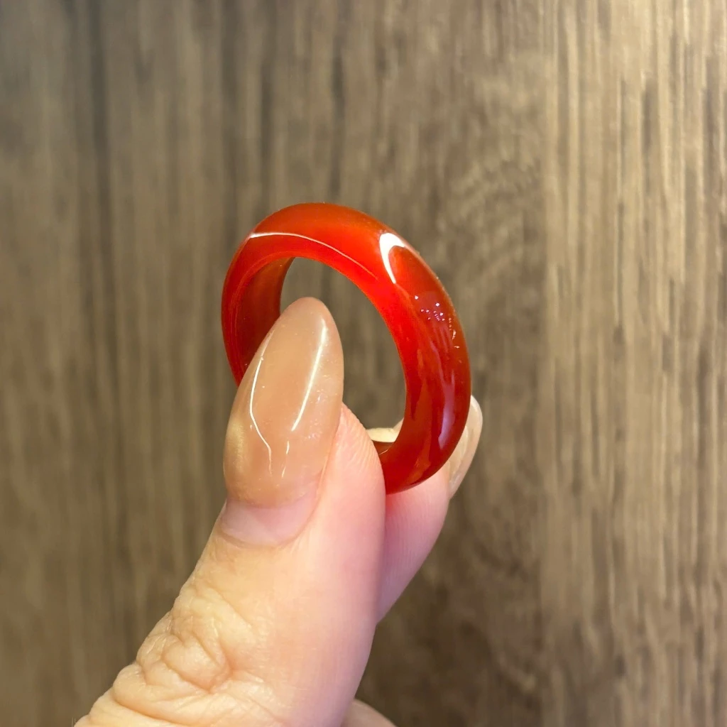 Nhẫn đeo tay từ đá có vân màu đỏ cam đẹp mắt