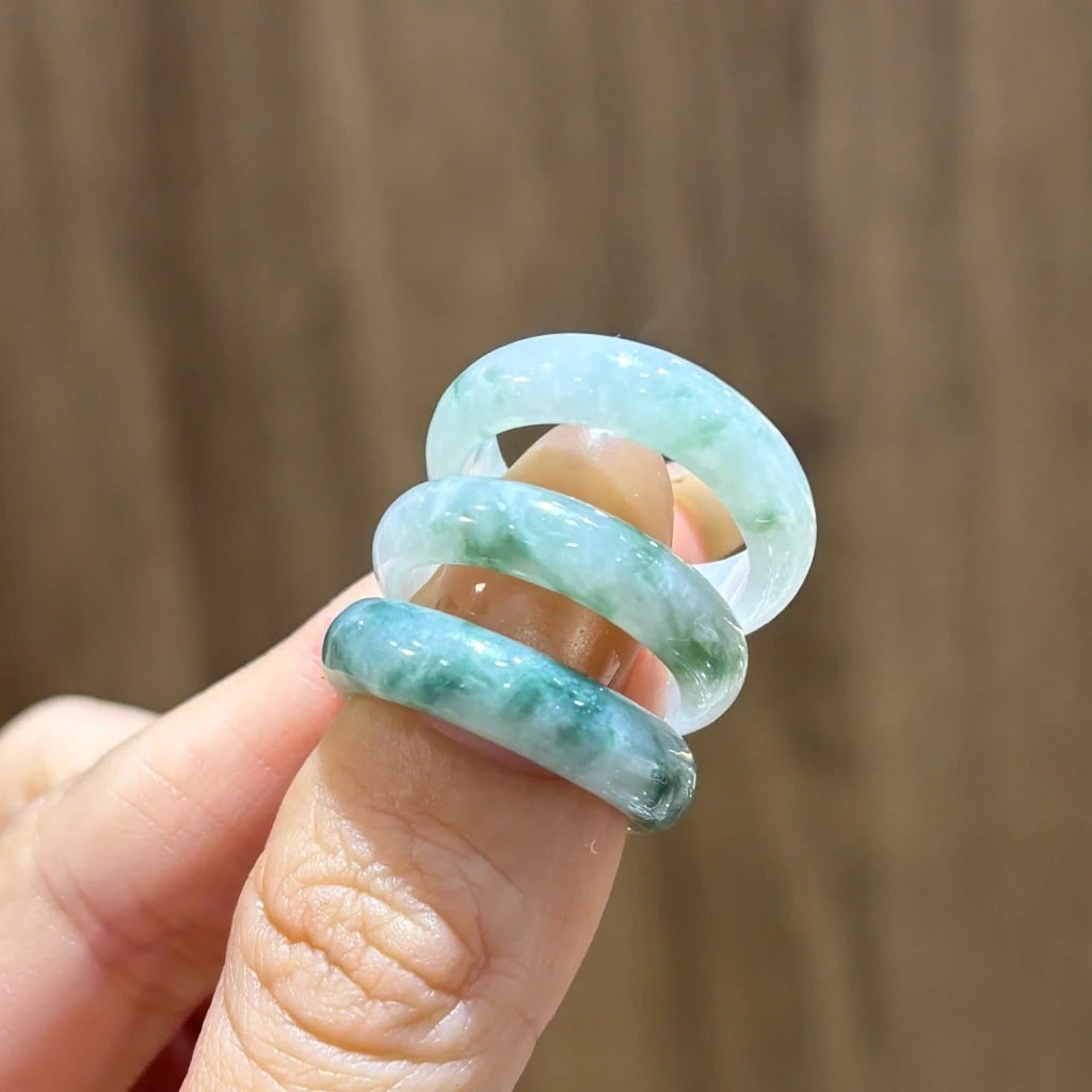 Nhẫn đeo tay từ đá có vân hoa bay đẹp mắt