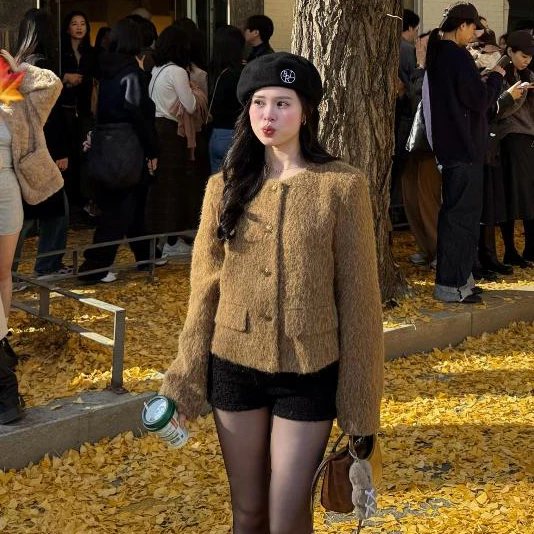Áo Khoác Dạ Tweed Kiểu Nữ 2 Lớp Có Đệm Vai Dáng Ngắn Basic Chi Tiết Cổ Tròn Cúc Đồng Mùa Thu Đông Kimee - KA688