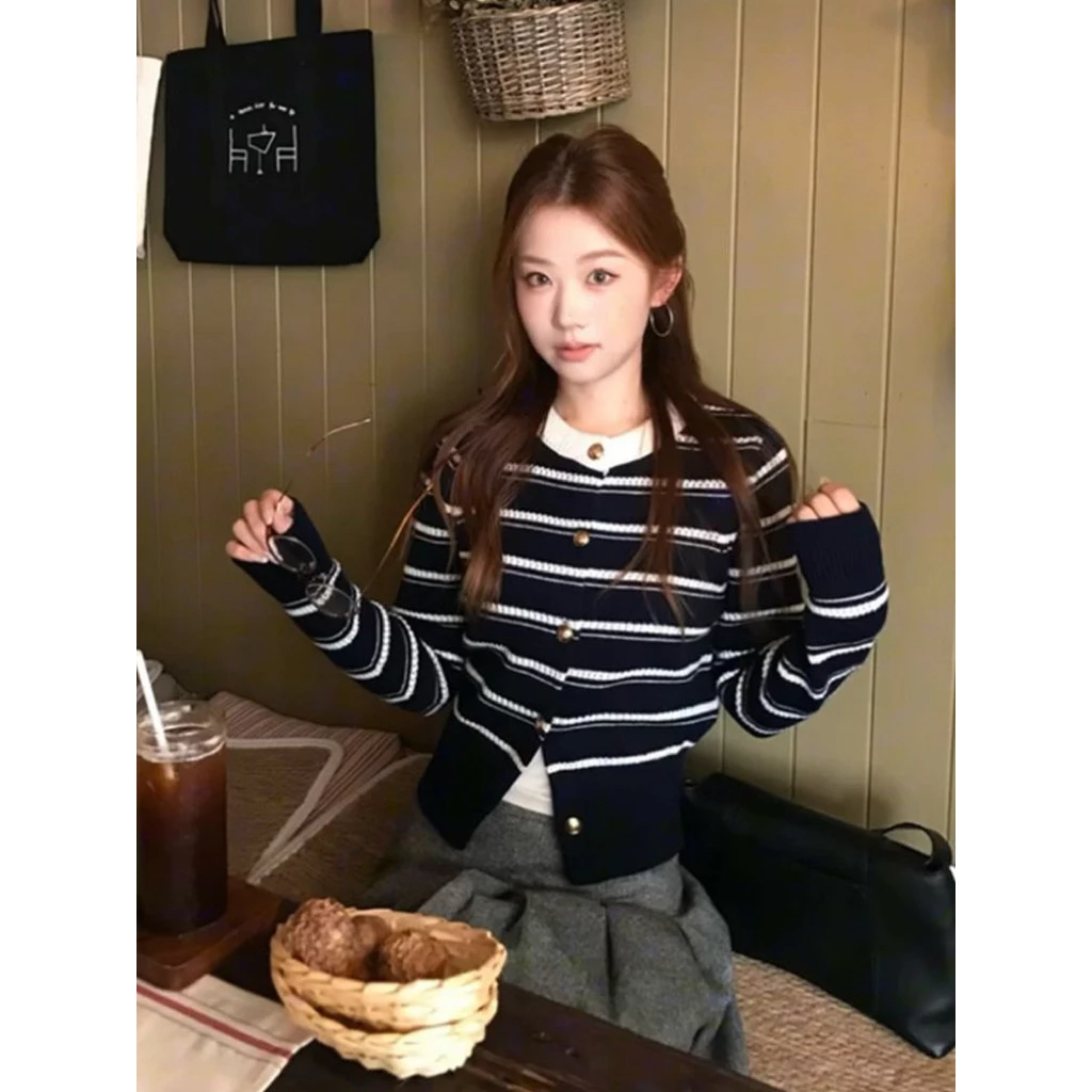 𝐘𝐮𝐫𝐢.𝐬𝐭𝐨𝐫𝐞 Áo Len Kẻ Sọc Cổ Trắng Cúc Vàng Tiểu Thư