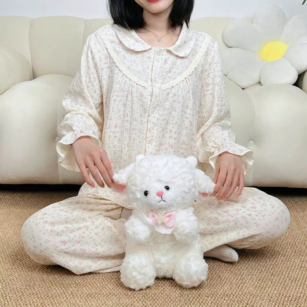 Bộ đồ ngủ cổ sen tay dài quần dài phối ren chất liệu xô Muslin mềm mại và thoáng khí