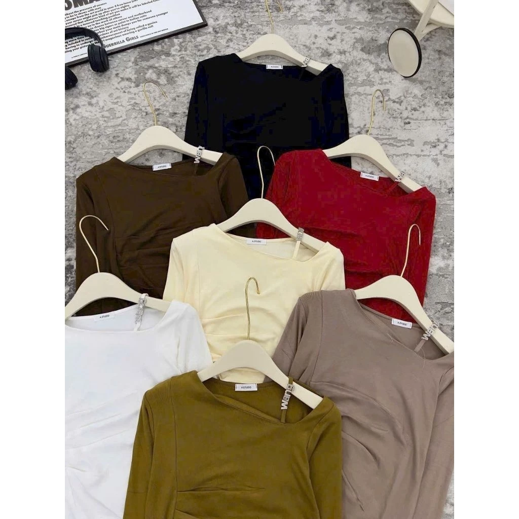 Áo cotton tay dài, dây chéo charm đá, cổ lệch vai nhẹ, trẻ trung