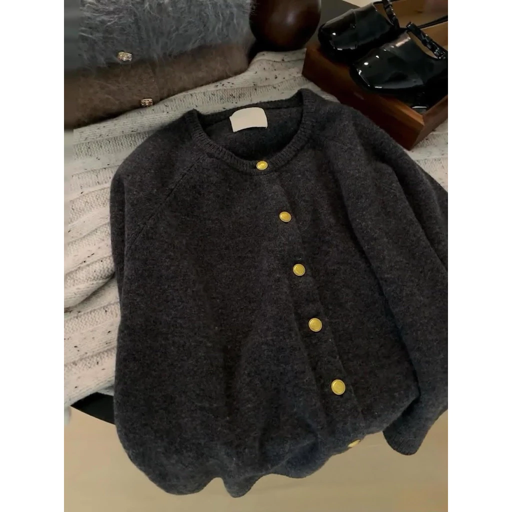 𝐂𝐡𝐚𝐫𝐥𝐨𝐭𝐭𝐞.𝐨𝐝_ Áo Khoác Len Cardigan Xám Khuy Vàng Nhỏ Dáng Lỡ Mềm Mại Cho Nữ