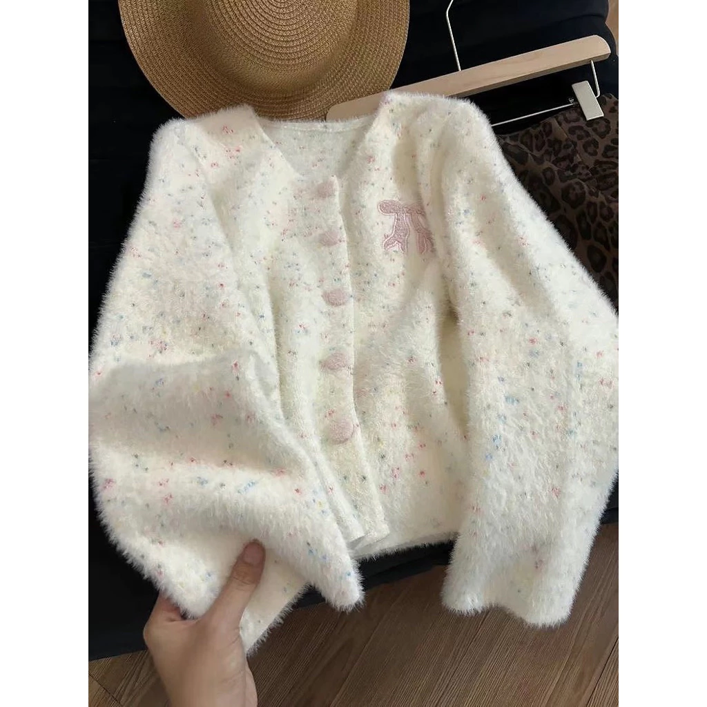 𝑶𝒏𝒊.𝑺𝒉𝒐𝒑_Áo Len Thêu Nơ Khuy Hồng Ngũ Sắc