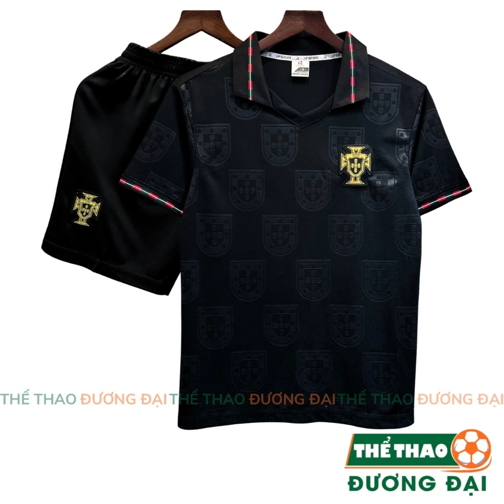 Quần Áo Bóng Đá ĐT Bồ Đào Nha Đen WC26 Cổ Bẻ Thun Mè Thoáng Khí Thể Thao Đương Đại
