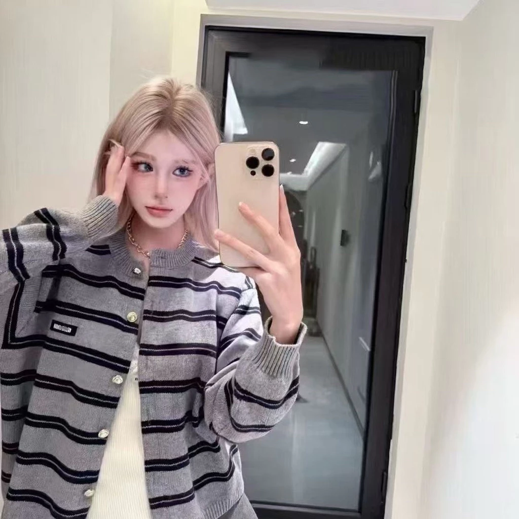 𝐘𝐮𝐫𝐢.𝐬𝐭𝐨𝐫𝐞 Áo Len Kẻ Xám Đen Dáng Ngắn Mặc Dễ Thương L08 SẴN