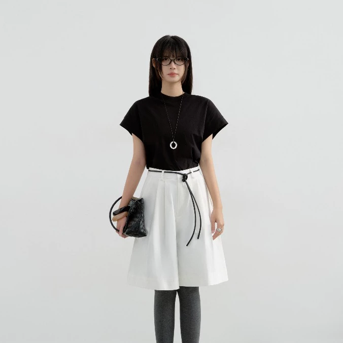 Quần Đùi Kaki Nữ Trắng Kem Xếp Ly Lưng Cao Form Rộng, Ống Suông - CAPRI SHORTS - THE J STUDIO