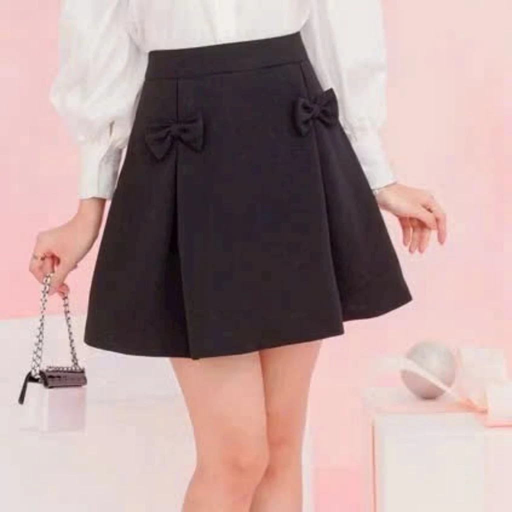 Chân váy xếp ly, xòe nhẹ, có nơ xinh, tiểu thư