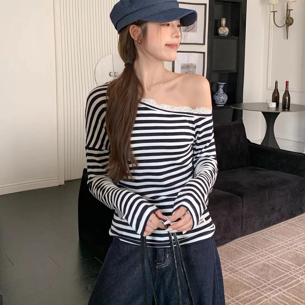 Áo lệch vai sọc ren cute tay dài