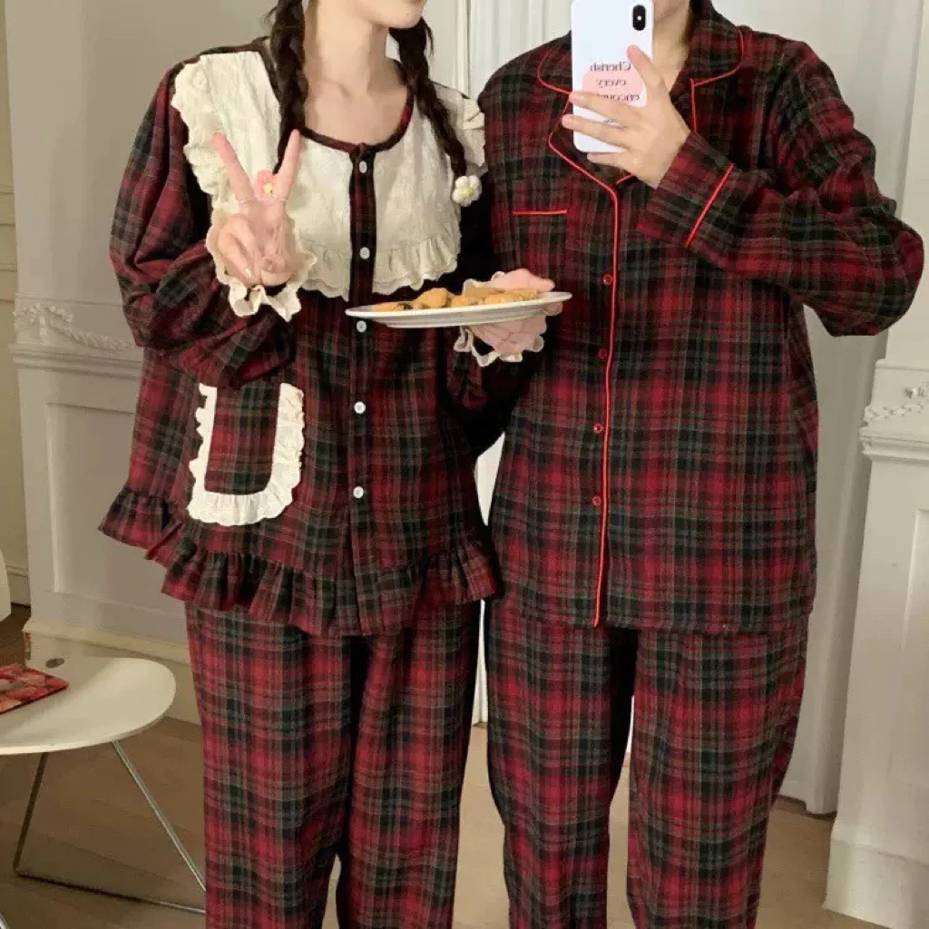 895_ Bộ ngủ nam nữ, pijama đôi hoạ tiết caro đỏ cổ bèo Noel Giáng Sinh chất cotton | Hàng QCCC | 9scat