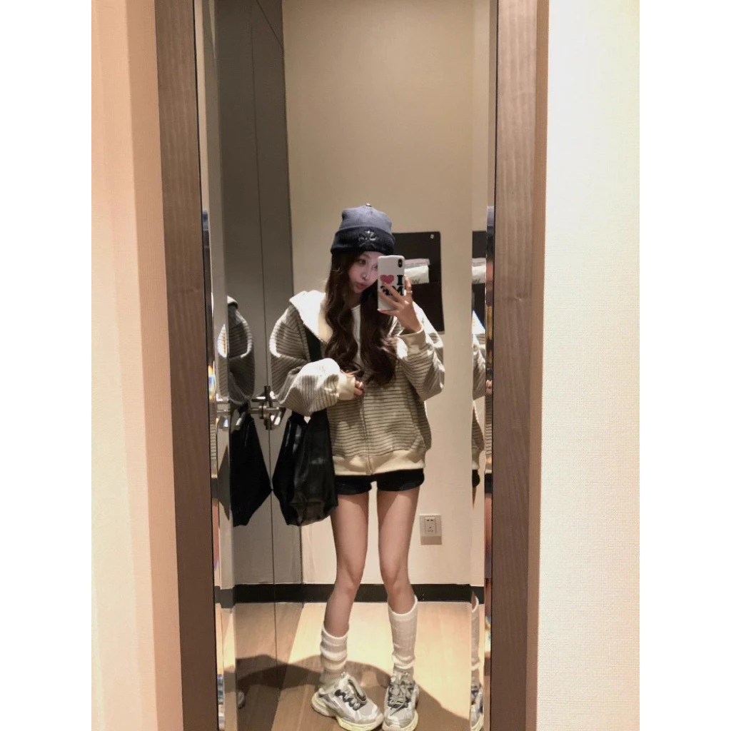 Áo khoác hoodie nữ kẻ sọc khóa kéo dáng rộng – Thiết kế lạ, form rộng che dáng, mặc thu đông