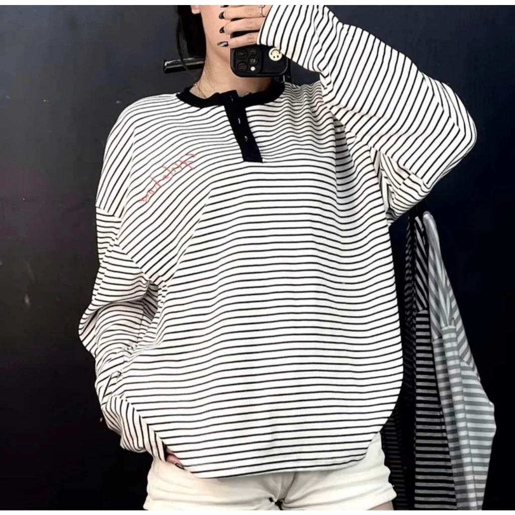Áo thun nam nữ kẻ sọc ngang dài tay form rộng, Áo phông cổ tròn unisex Sleeve Boxy có cúc cài in chữ Hila cá tính