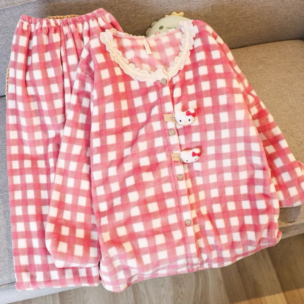 ✨ Bộ đồ ngủ nữ lông mịn họa tiết caro Hello Kitty – lựa chọn hoàn hảo cho những ngày se lạnh, vừa ấm áp vừa xinh xắn.