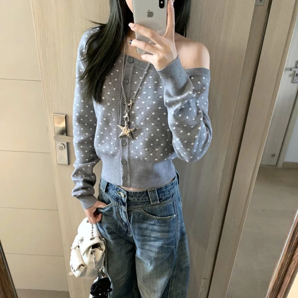 [DEAL MỞ BÁN] Áo Len Cardigan Croptop Xám Chấm Bi – Off Shoulder Cute Knit