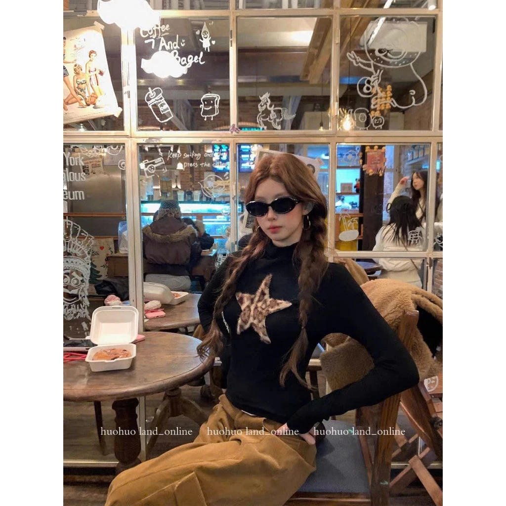 [DEAL MỞ BÁN] Áo Thun Cổ Tròn Đen Hình Sao Da Beo – Leopard Star Turtleneck Top