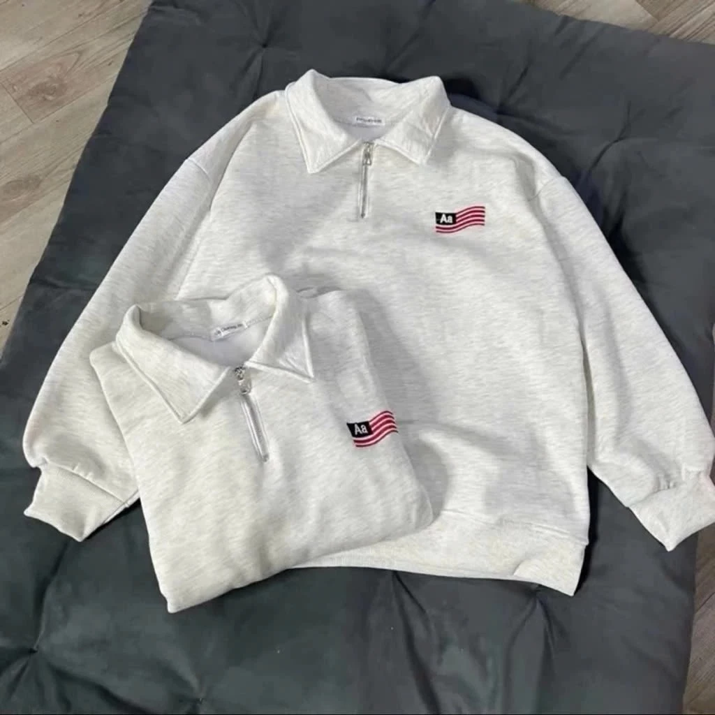 Áo polo cổ bẻ khoá kéo Dễ thương Thêu Logo Cờ AA Hottrend 2026 Unisex nam nữ Chất Nỉ tàu mềm mịn siêu dày dặn