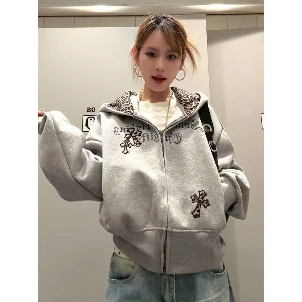 [DEAL MỞ BÁN] Hoodie Nữ Khóa Kéo Xám – Áo Nỉ Lót Da Beo, Thêu Cross Style Street