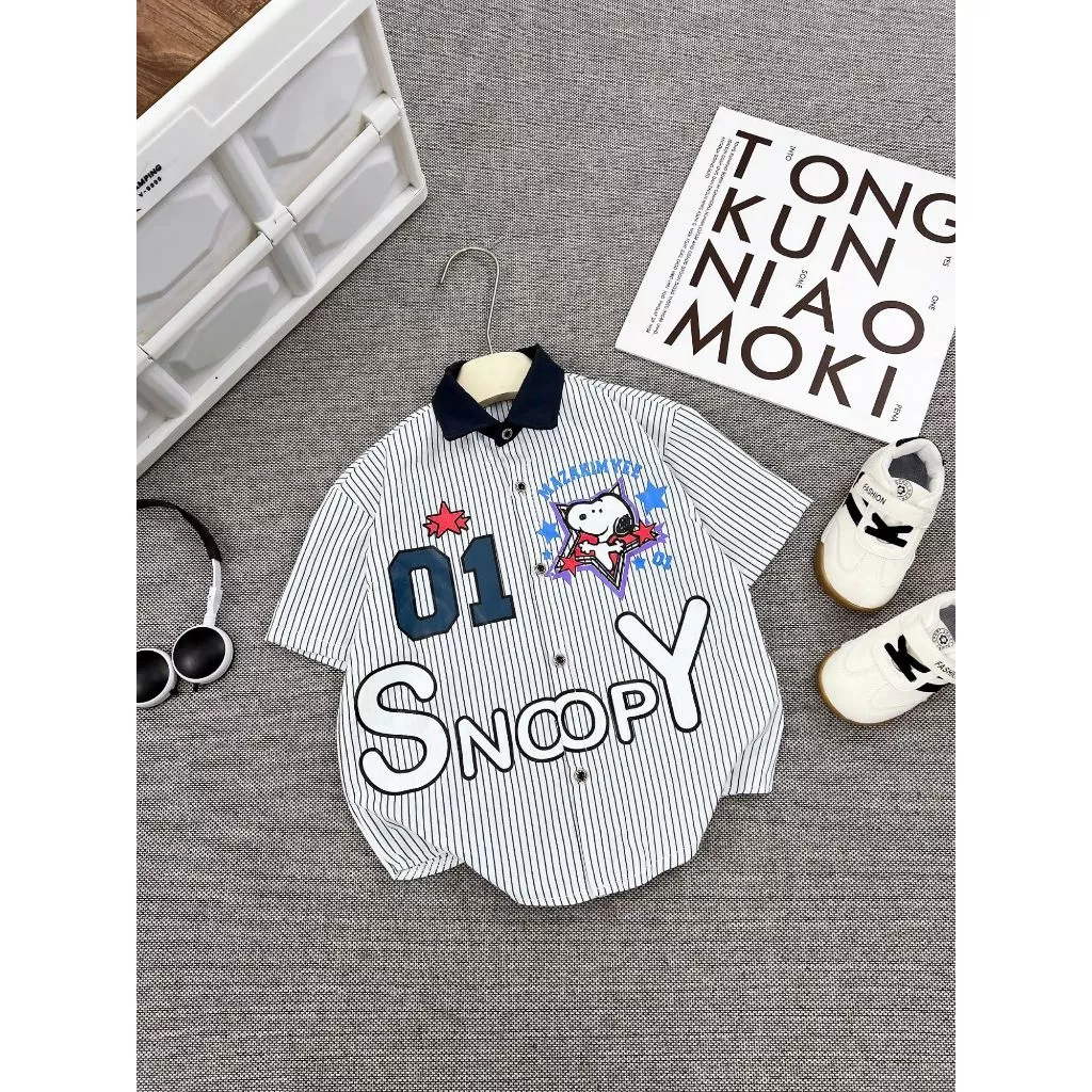Áo Sơ Mi Cộc Tay Cho Bé Trai Mẫu Snoopy Skateboarding, Áo Sơ Mi Kẻ Sọc Có Cổ Cá Tính Cho Bé Từ 18kg Đến 60kg------